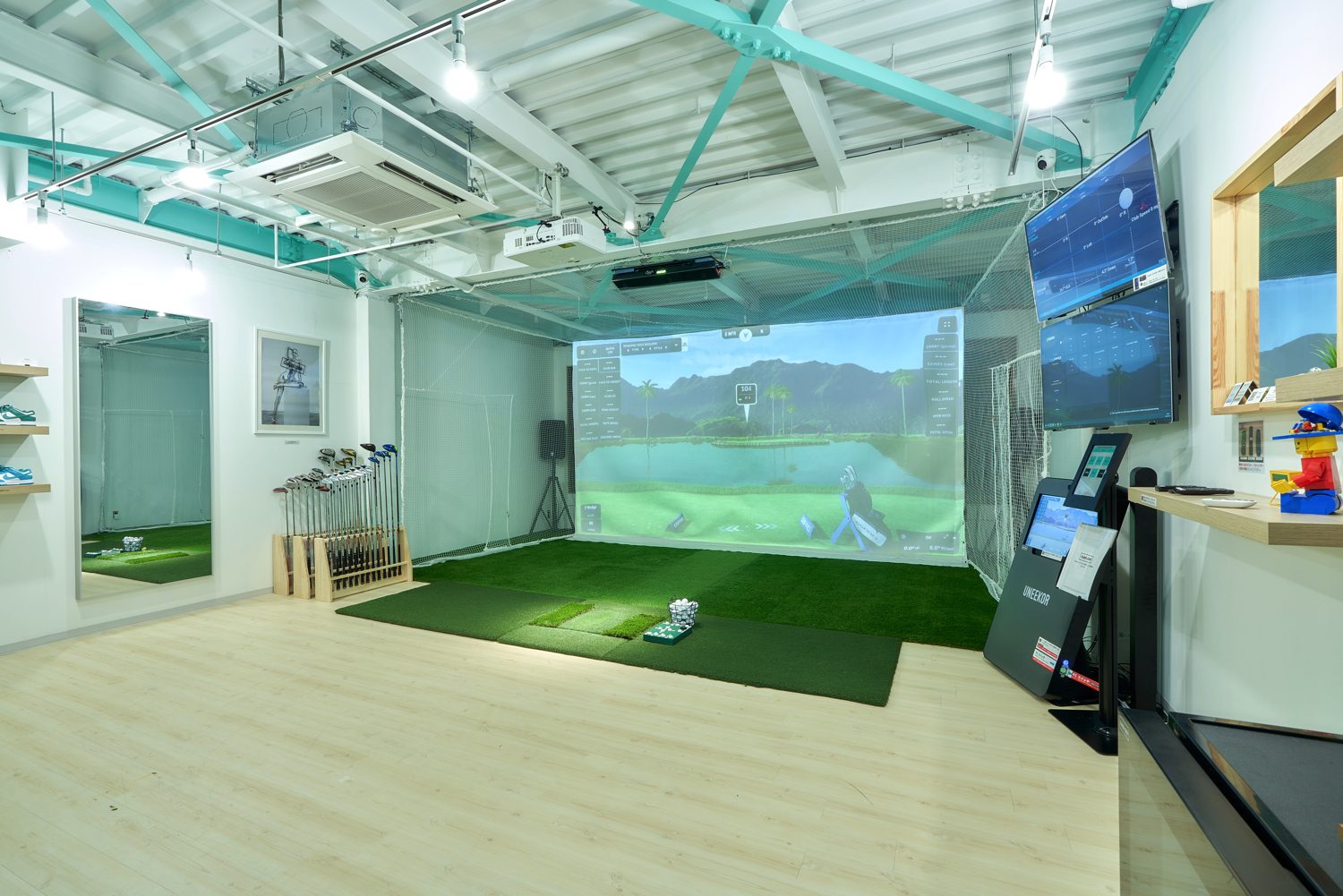 Golph.club Suminoe の打席全景 - 大阪市住之江区の完全貸切シミュレーションゴルフ