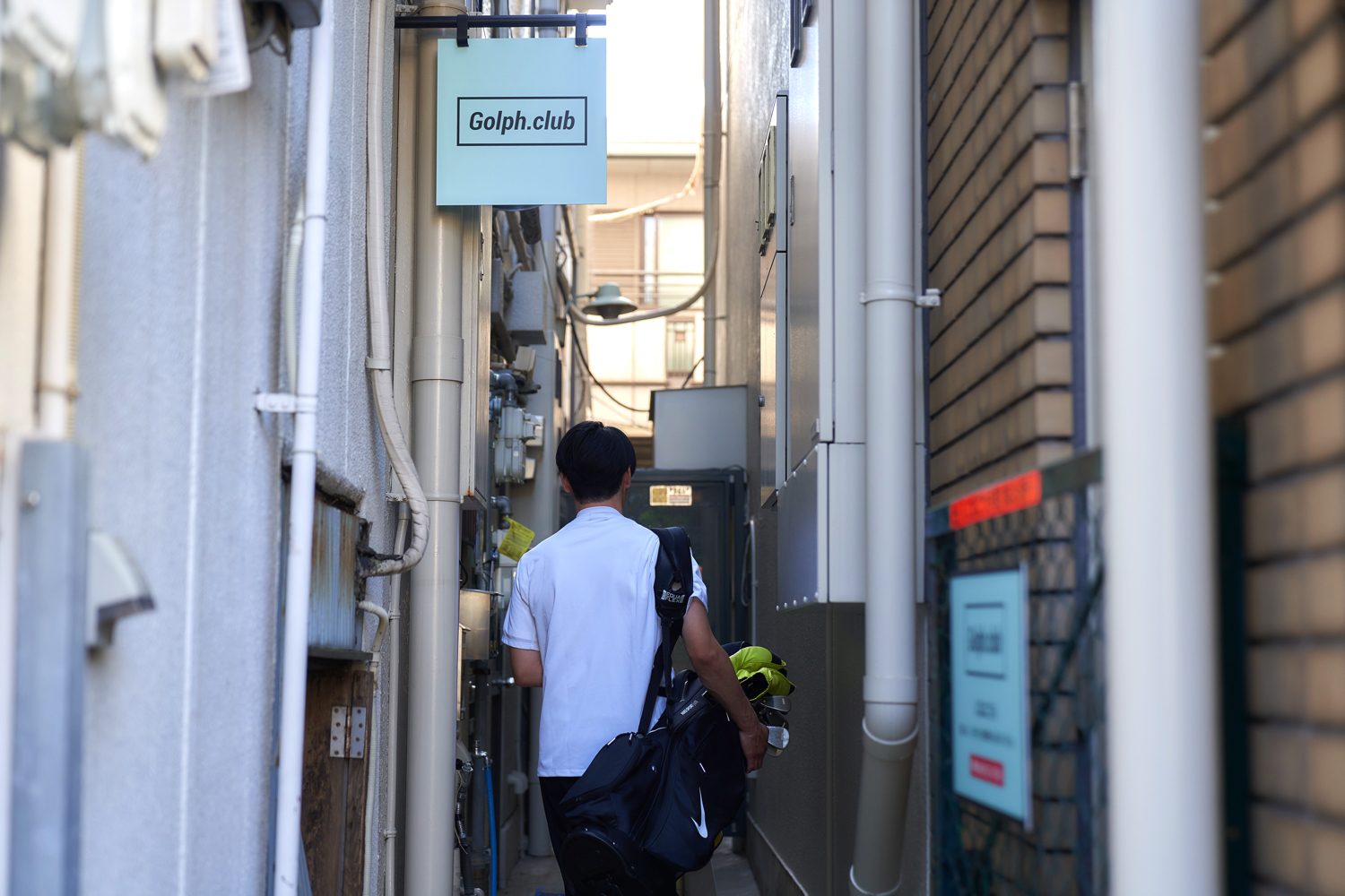 Golph.club Suminoe の看板が見える路地