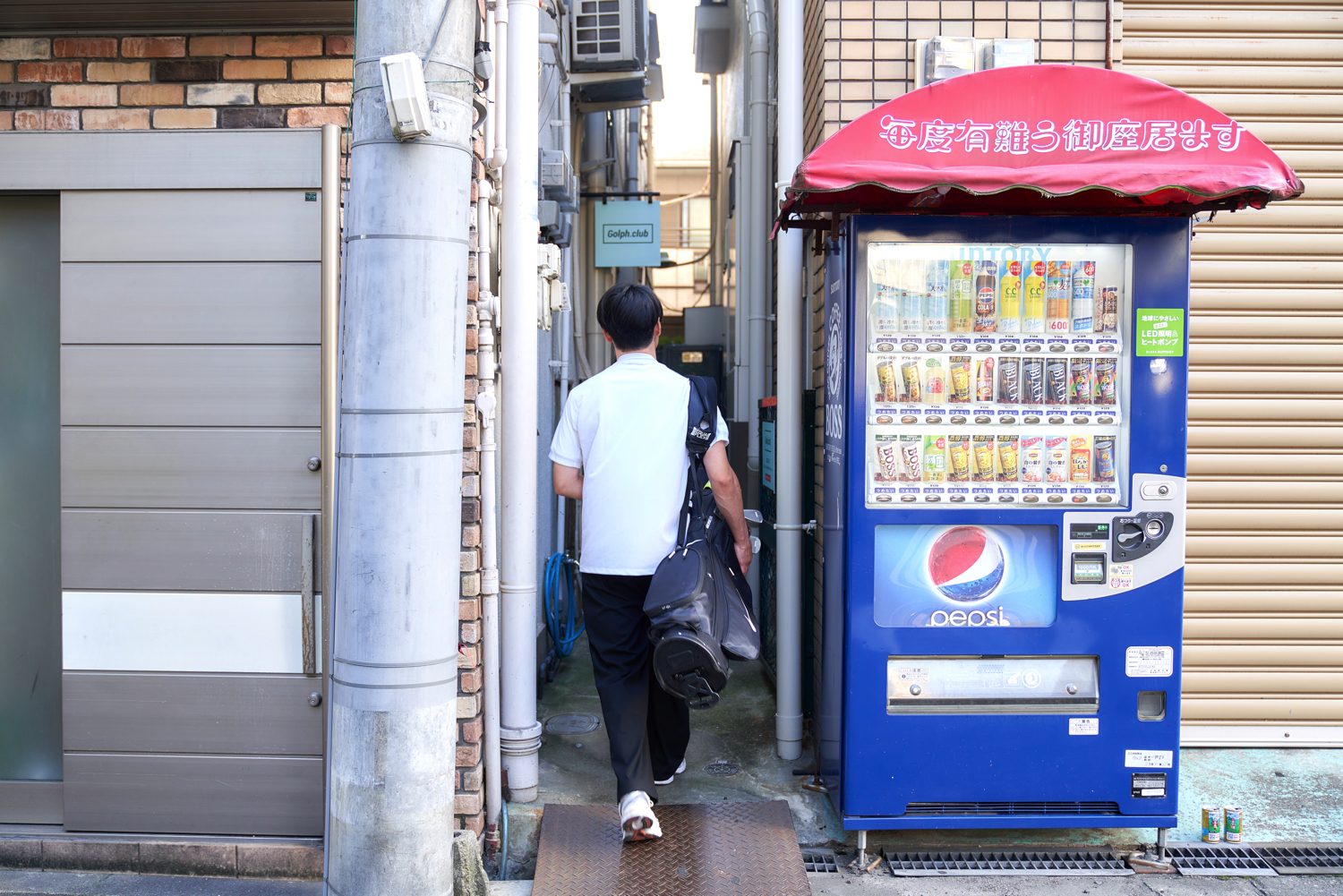 北加賀屋の商店街から自動販売機のある路地へ入るところ