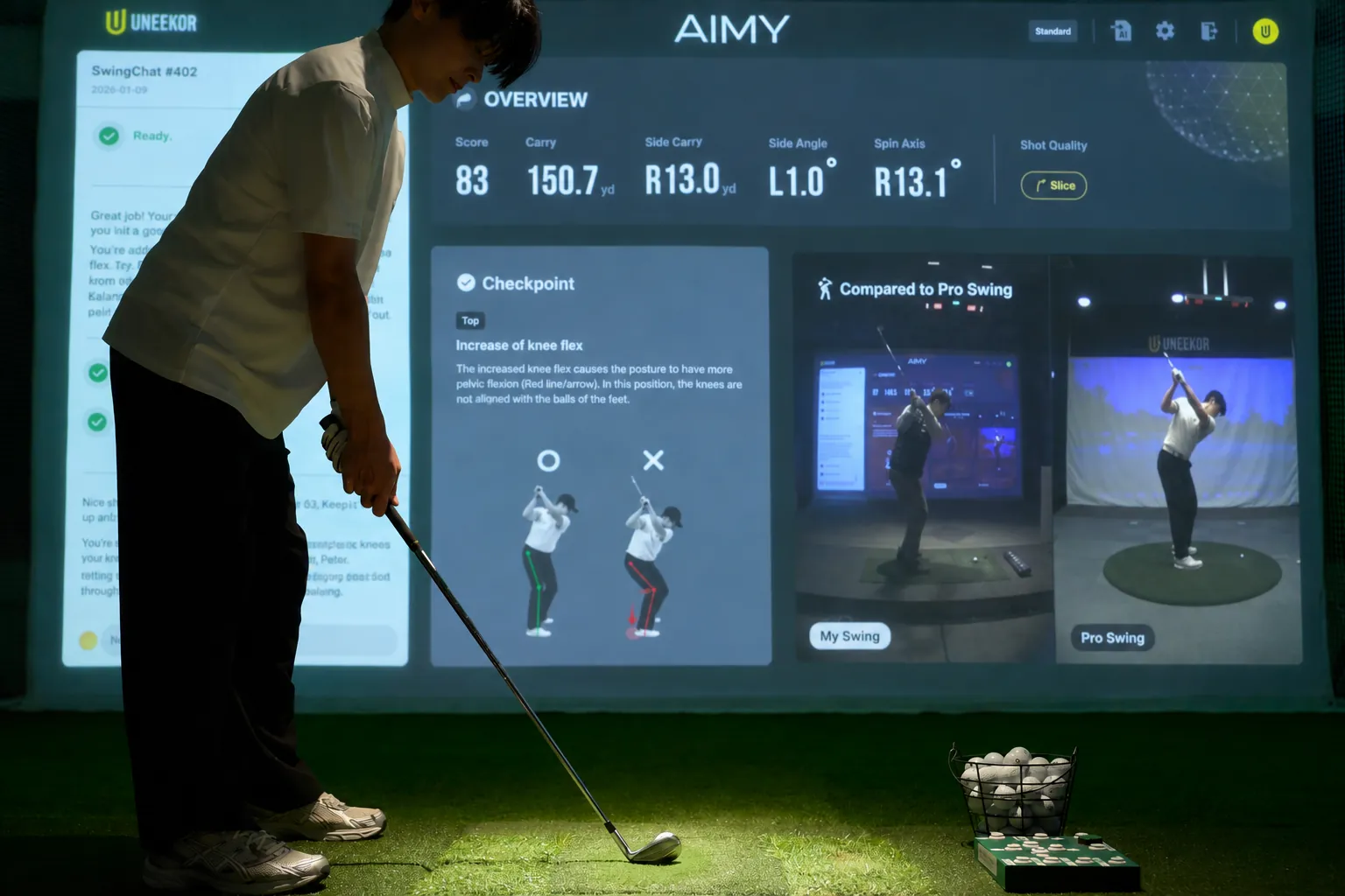 AIMY のレッスン画面に向かってアドレスする女性（施設写真をもとにした合成イメージ）