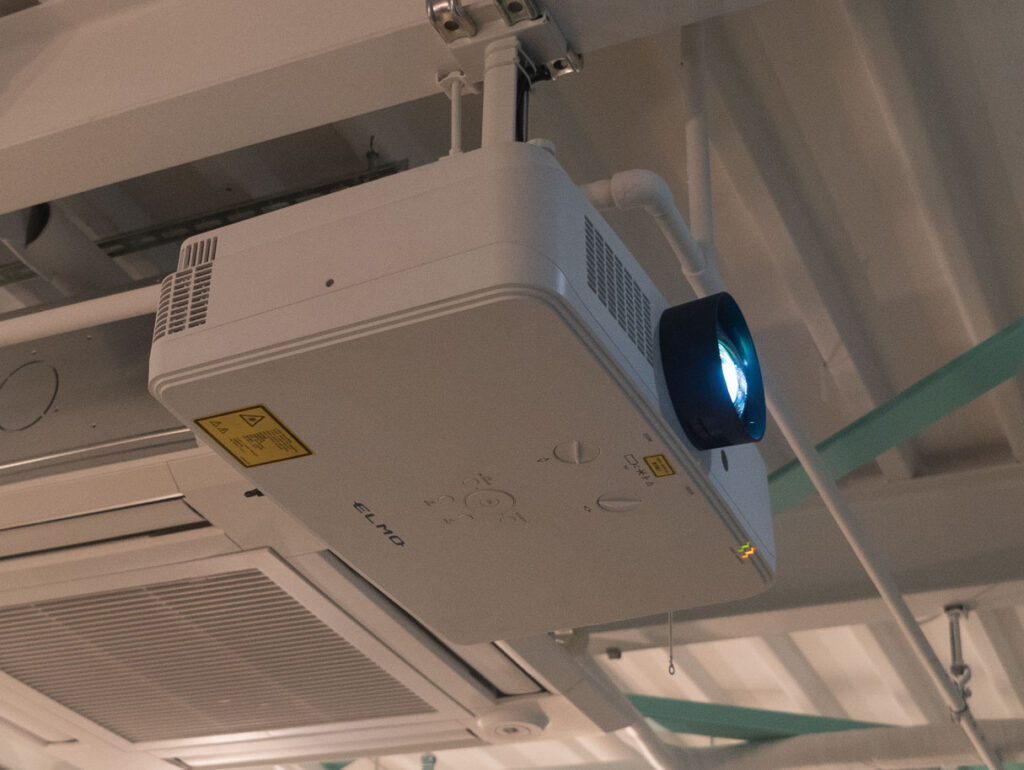 プロジェクター — リモコンでオン