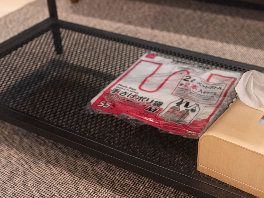 ゴミの処理 — テーブル下のビニール袋