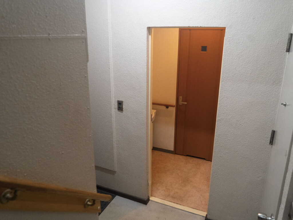 お手洗い — 階段を降りて正面の扉